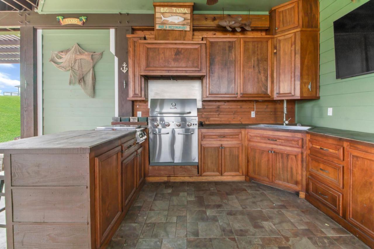 Luxury Waterfront Home Family And Pet Friendly Near Surfside Beach 11 Mins Freeport Εξωτερικό φωτογραφία
