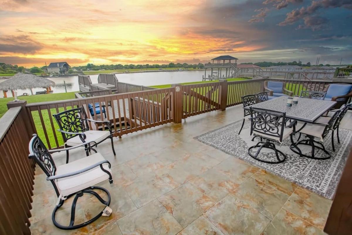 Luxury Waterfront Home Family And Pet Friendly Near Surfside Beach 11 Mins Freeport Εξωτερικό φωτογραφία